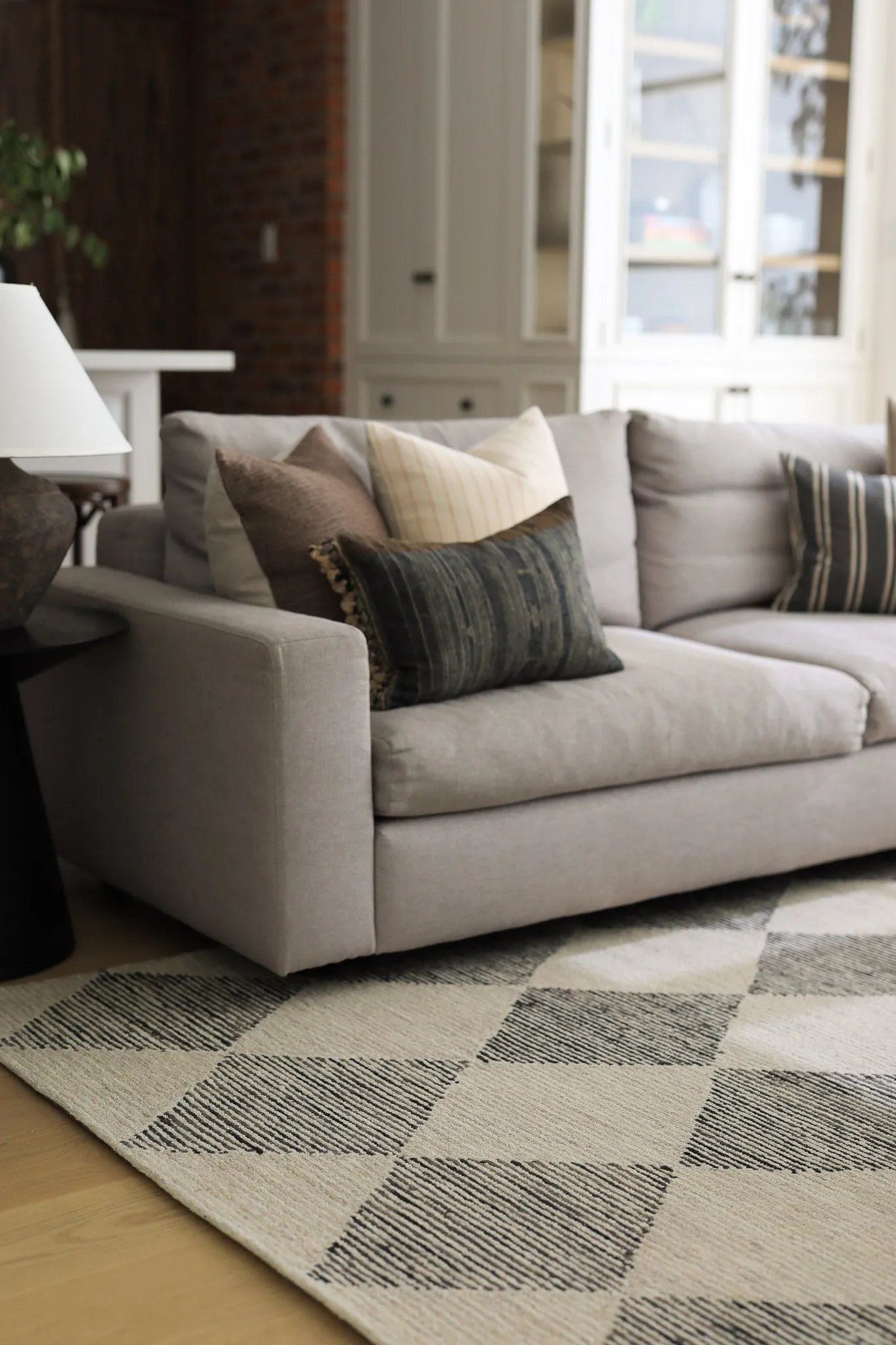 Chris Loves Julia x Loloi Francis Beige / Charcoal Rug