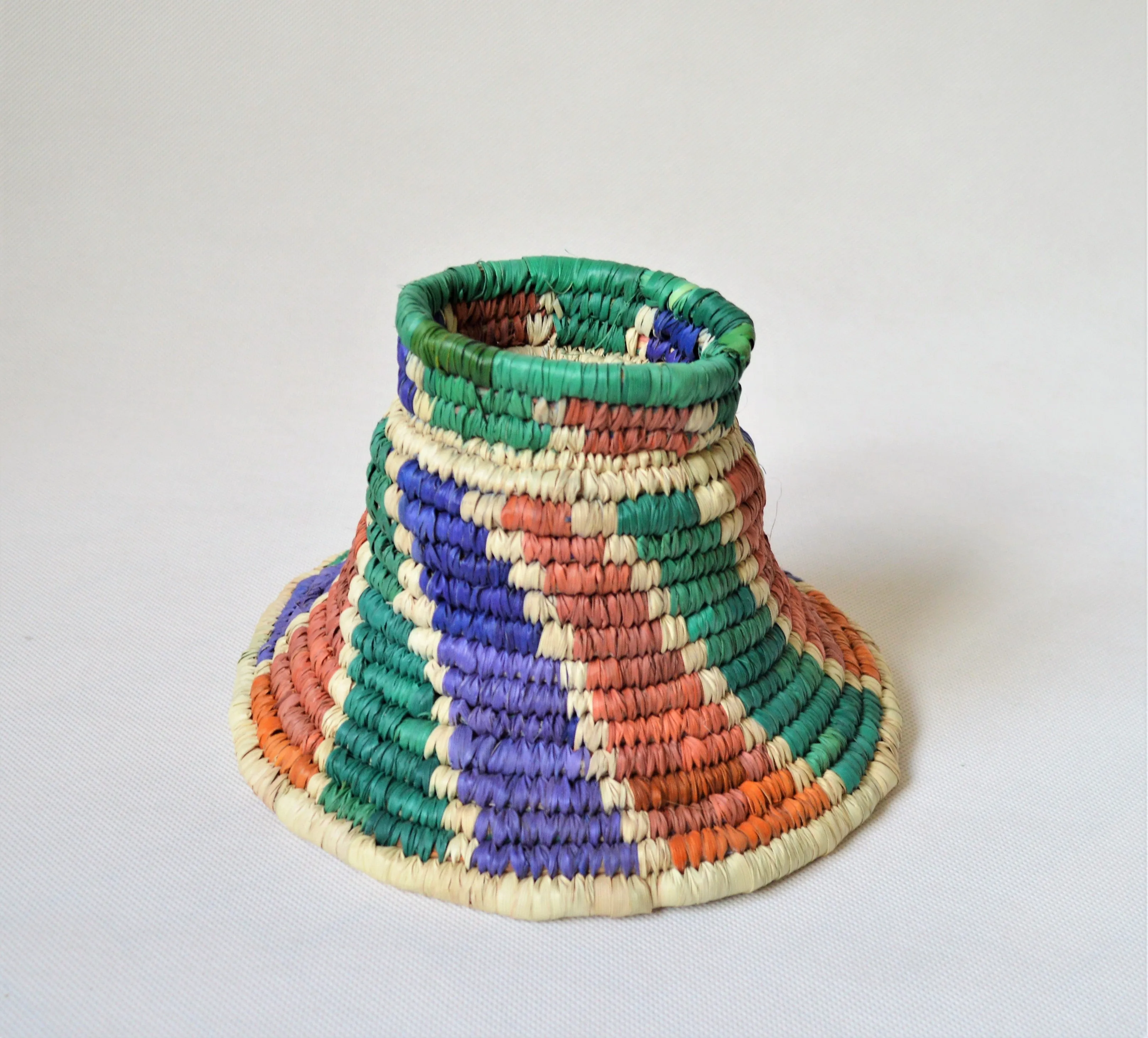 Pedestal fruit bowl natural palm straw