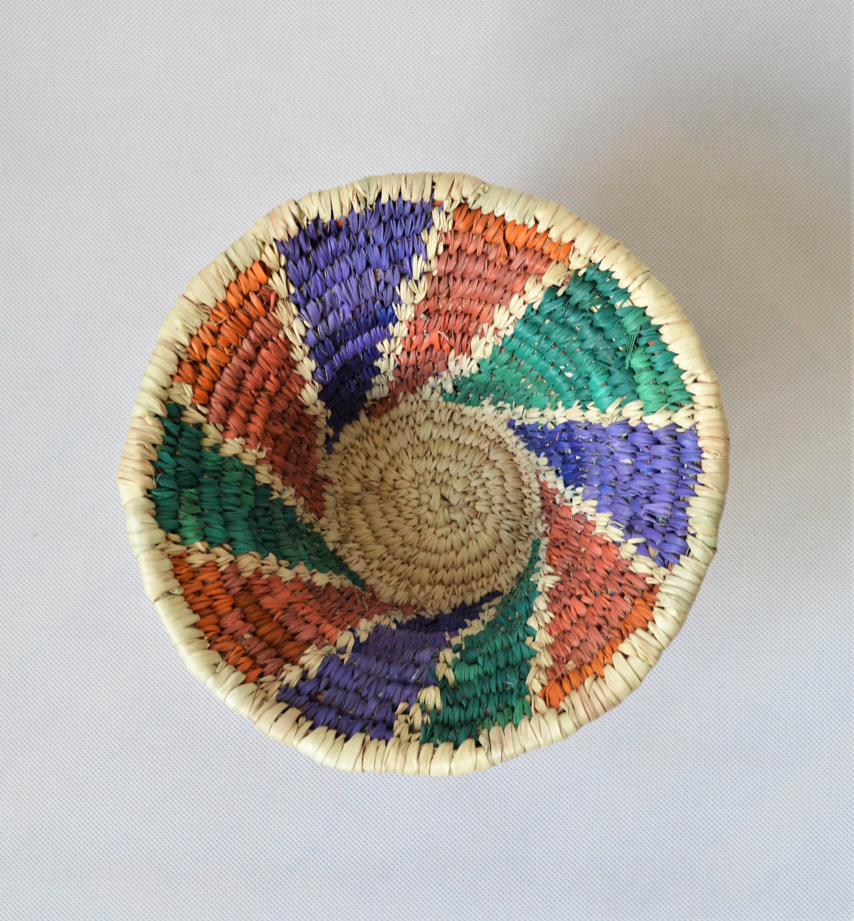 Pedestal fruit bowl natural palm straw