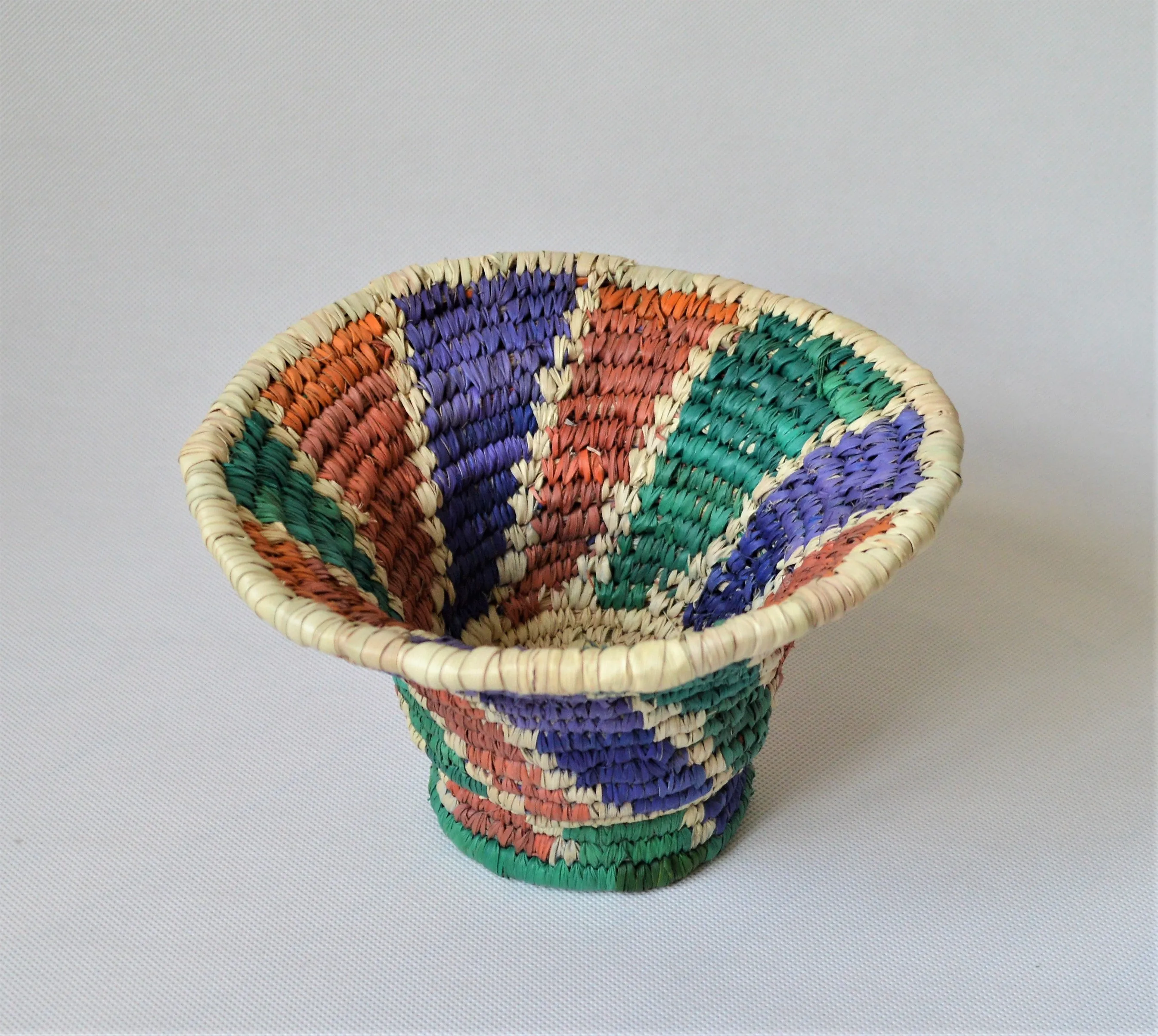 Pedestal fruit bowl natural palm straw