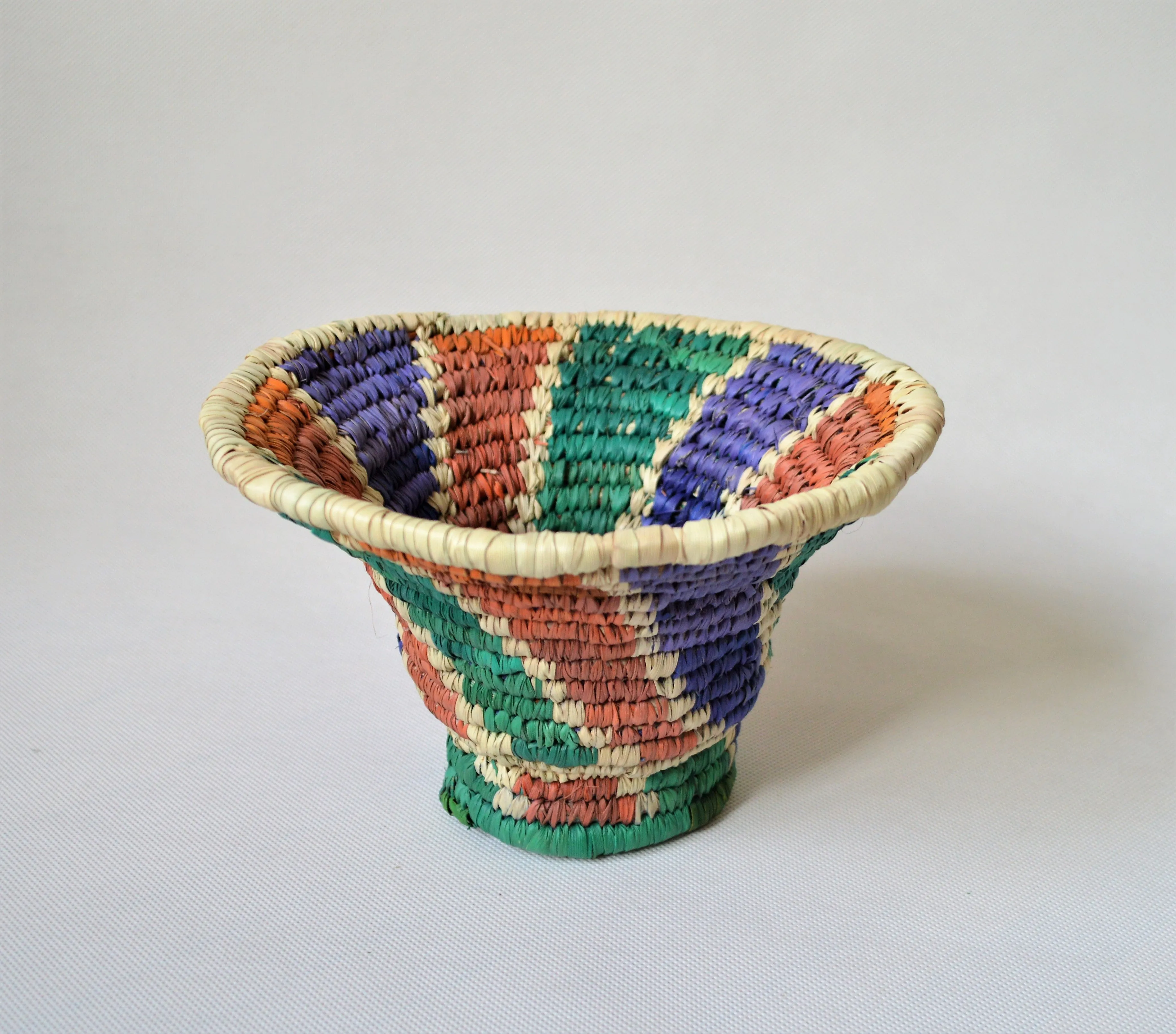 Pedestal fruit bowl natural palm straw