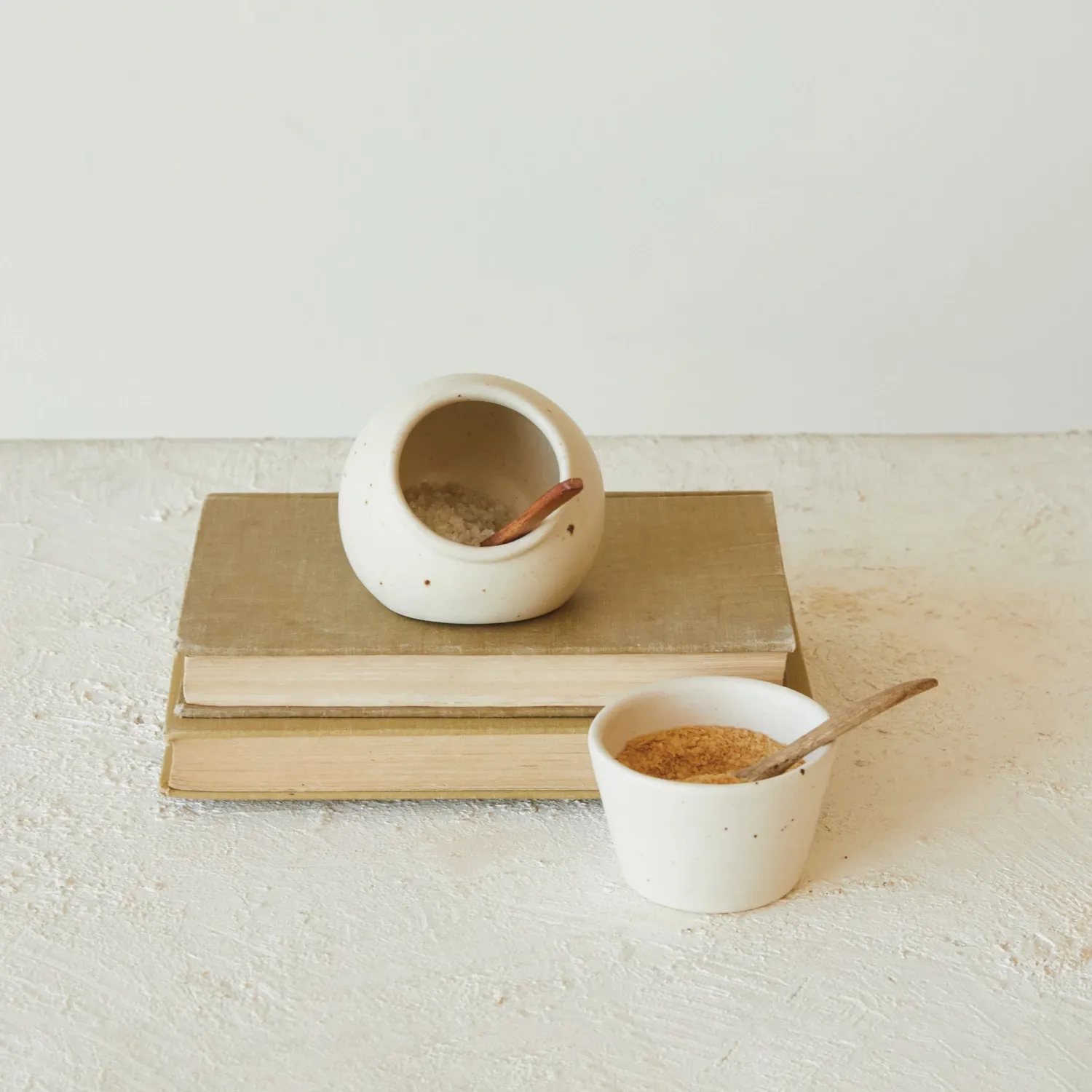 Round Stoneware Salt Cellar With Mango Wood Spoon