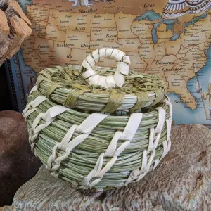 Tohono Oʼodham Medium Lidded Basket by Fred & Della Cruz SWT-0087